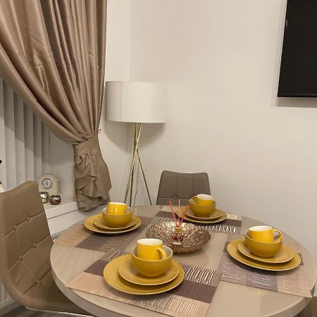 Hla Holytown Apartment Mossend ภายนอก รูปภาพ