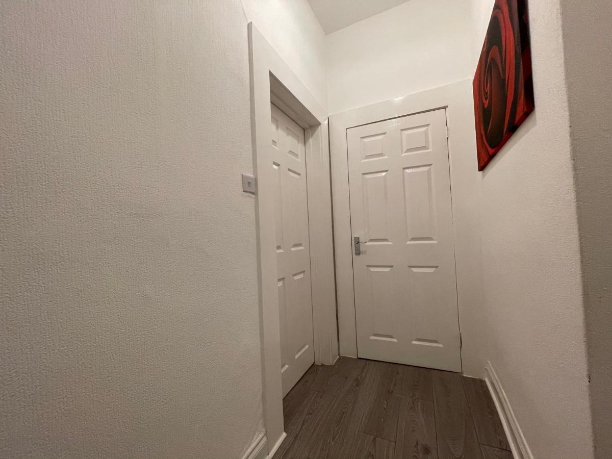 Hla Holytown Apartment Mossend ภายนอก รูปภาพ