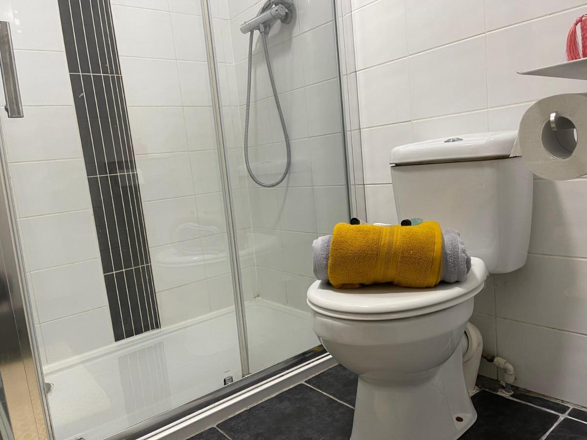 Hla Holytown Apartment Mossend ภายนอก รูปภาพ