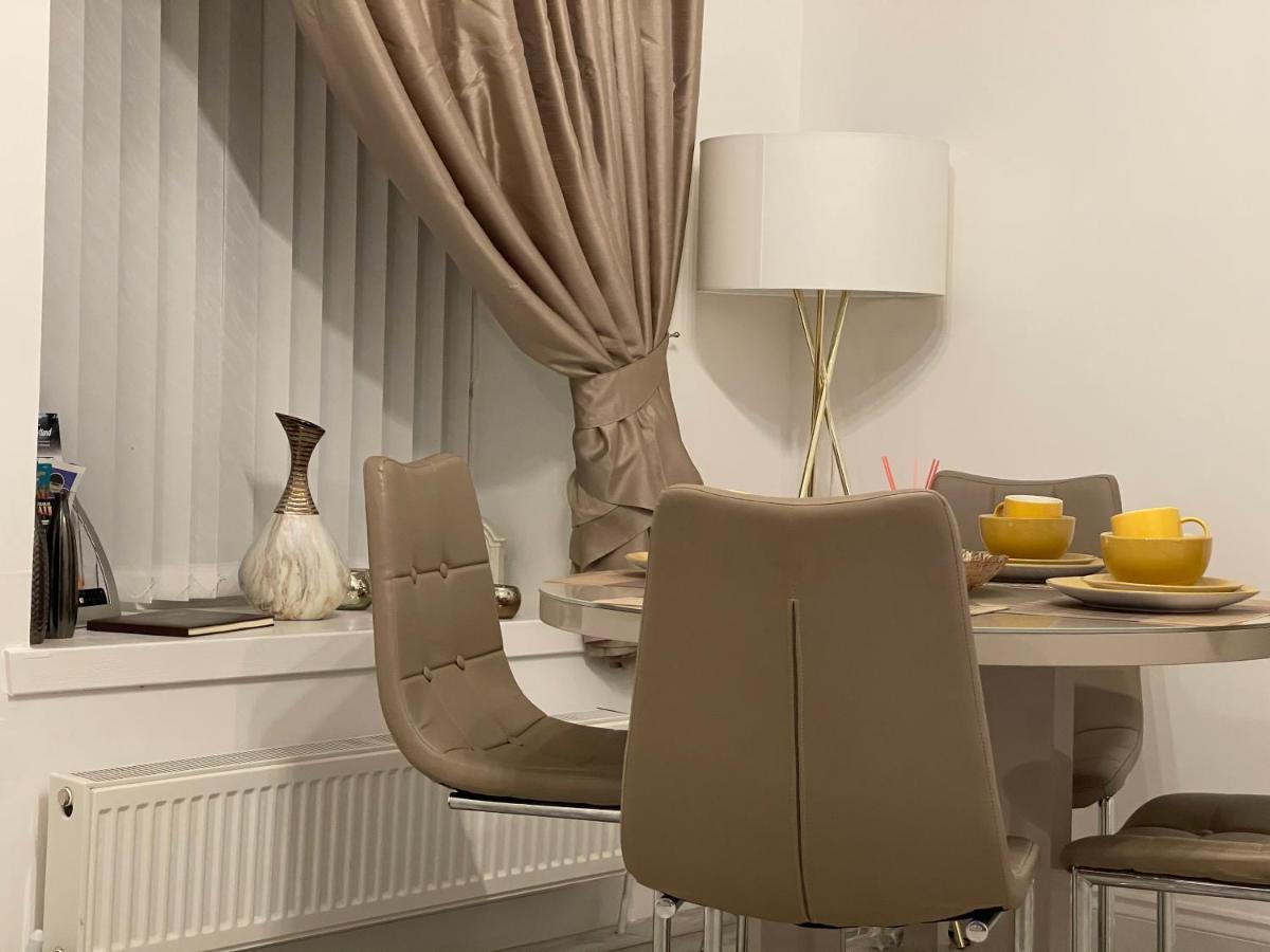 Hla Holytown Apartment Mossend ภายนอก รูปภาพ