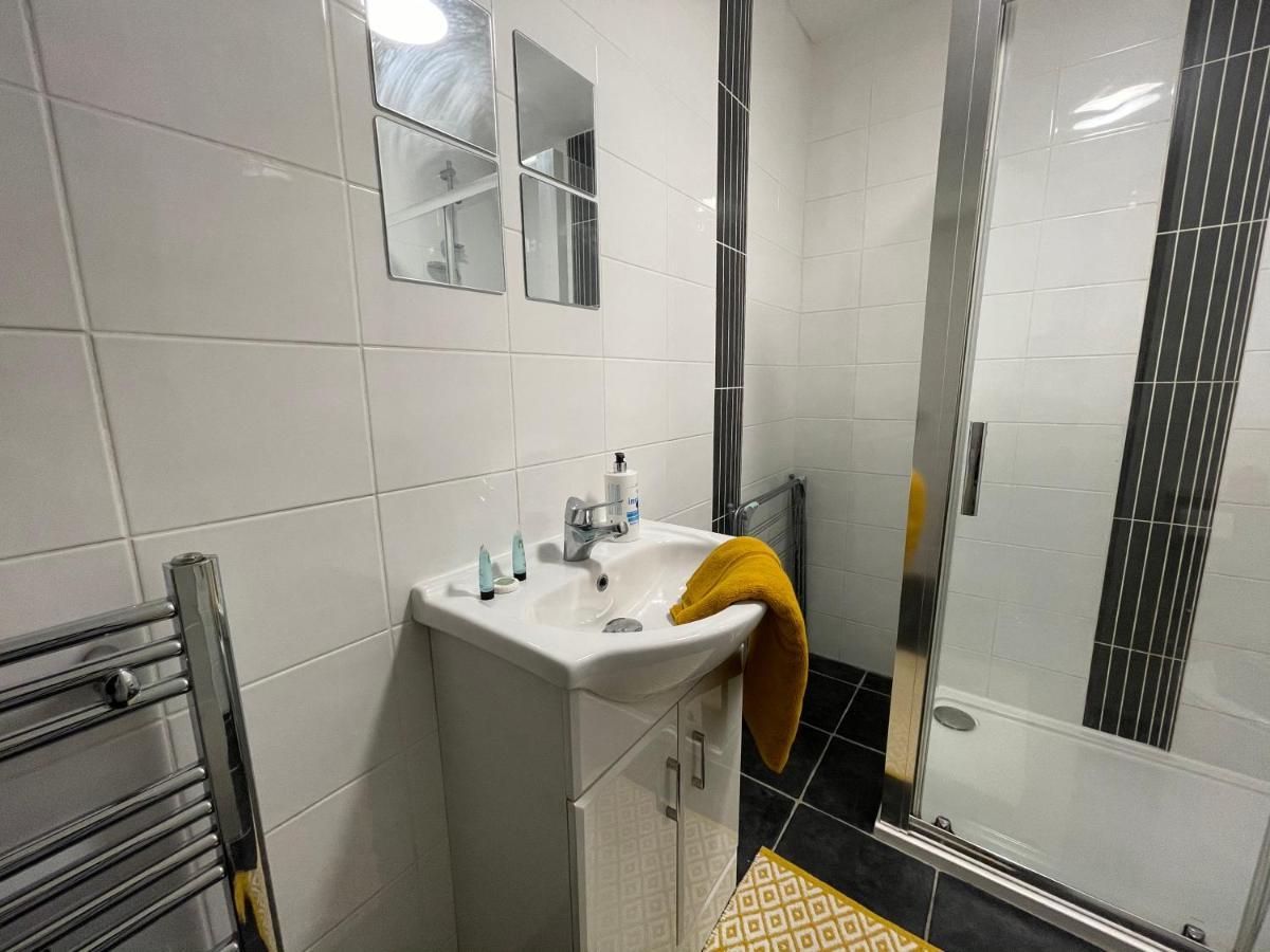 Hla Holytown Apartment Mossend ภายนอก รูปภาพ
