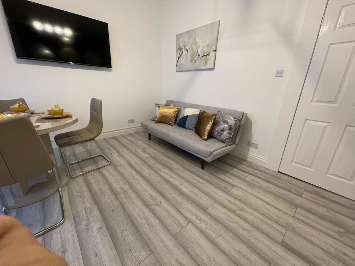 Hla Holytown Apartment Mossend ภายนอก รูปภาพ